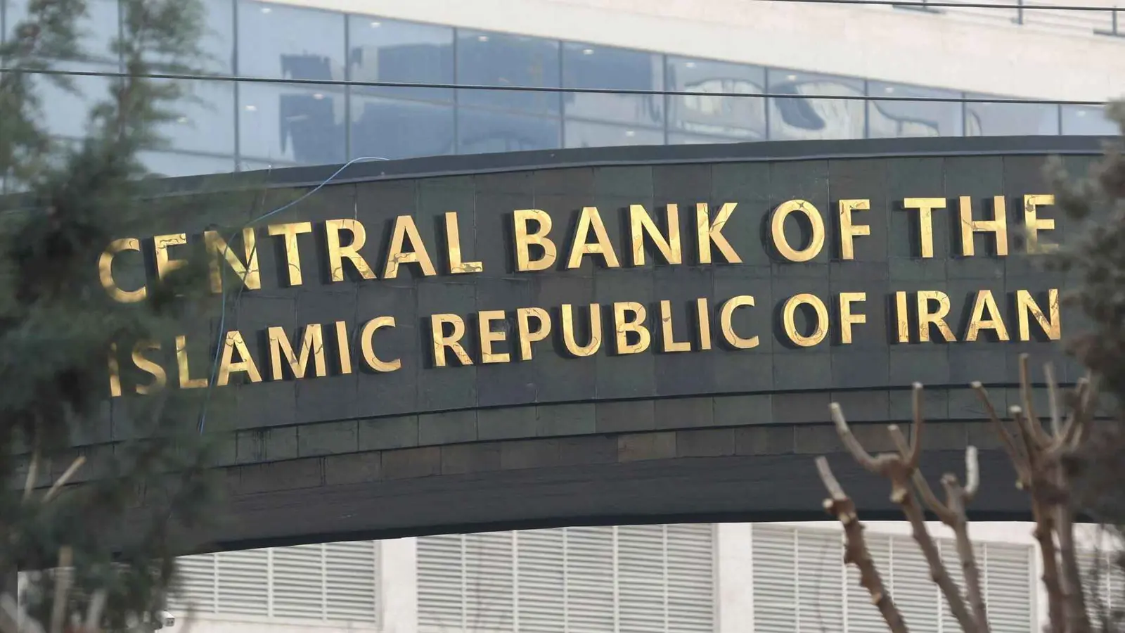 "للتخلص من الدولار".. إيران تعلن ربط شبكات الدفع مع روسيا