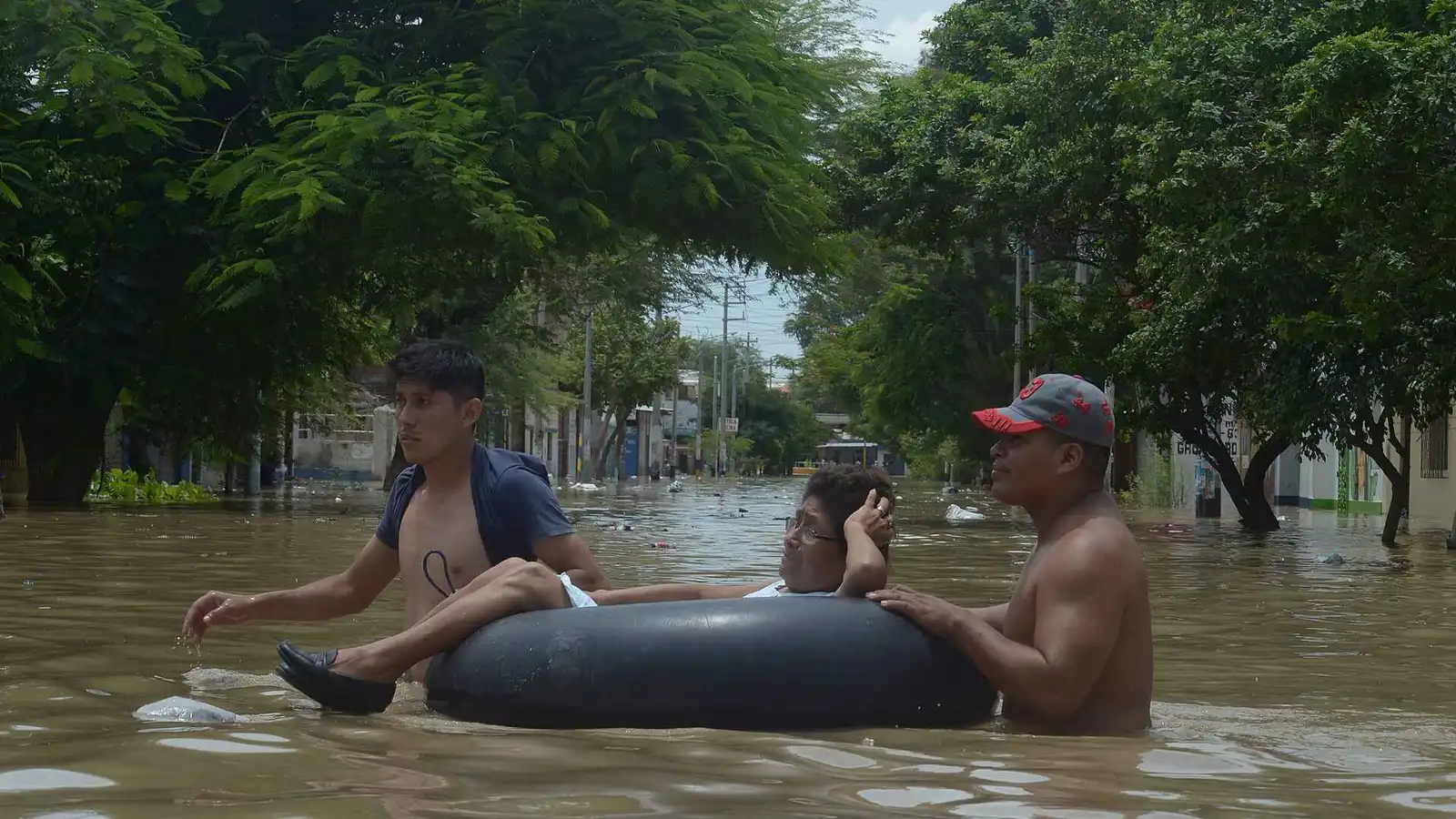 الظروف تهزم المنقذين.. بيرو توقف البحث عن 30 مفقودًا في حادث غرق قاربين
