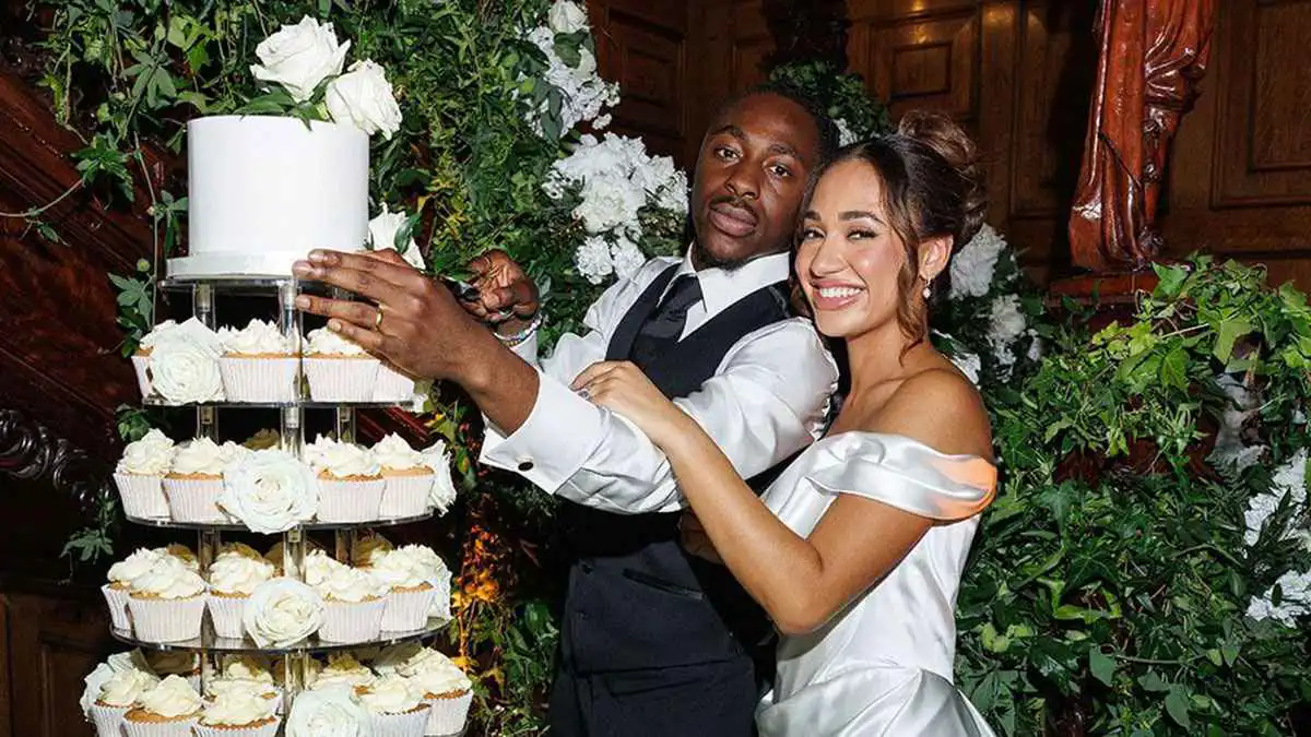 تعمل في الرعاية الصحية.. من هي صديقة نجم آرسنال التي خطفت الأضواء بشدة؟ (صور)