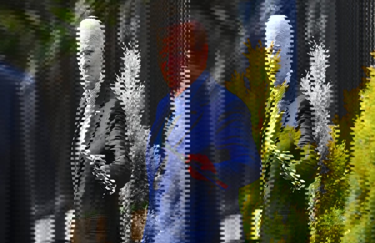 من الدراجة إلى سُلّم الطائرة.. أبرز سقطات الرئيس جو بايدن (فيديو)