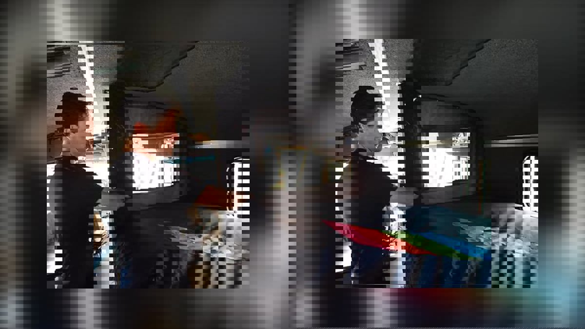 أمريكي يحول حافلة إلى "مخبأ آمن" لمواجهة "نهاية العالم" (صور)