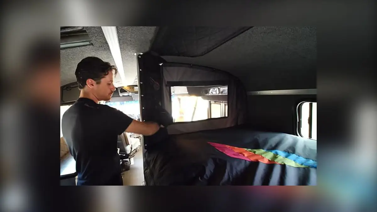 أمريكي يحول حافلة إلى "مخبأ آمن" لمواجهة "نهاية العالم" (صور)