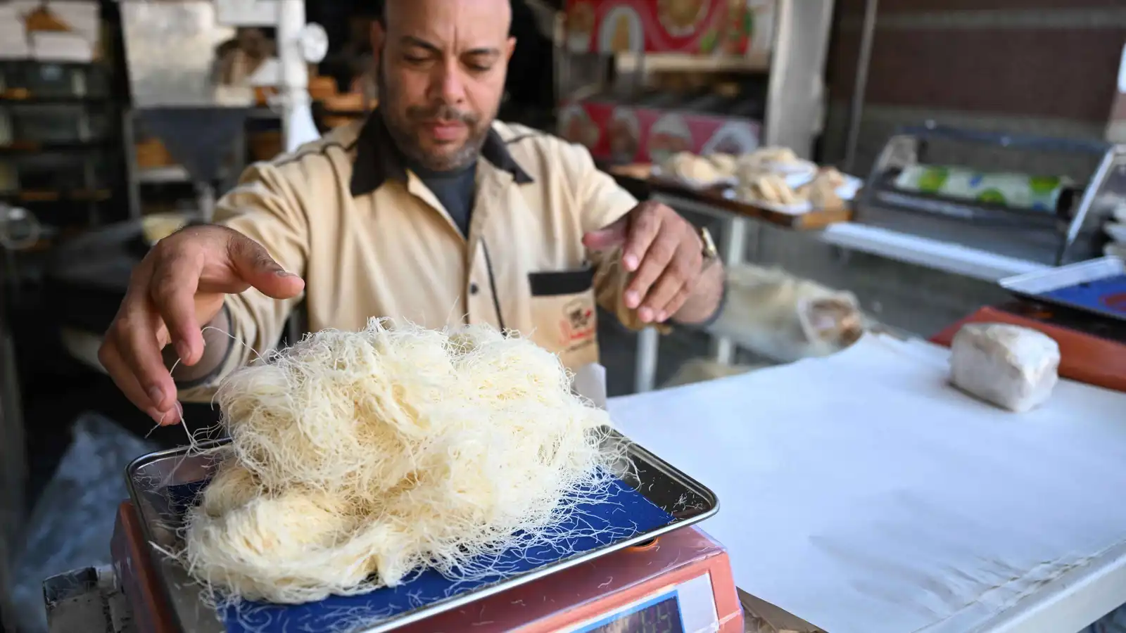 الكنافة المصرية.. حلوى تراثية تقاوم الحداثة على موائد البسطاء في رمضان