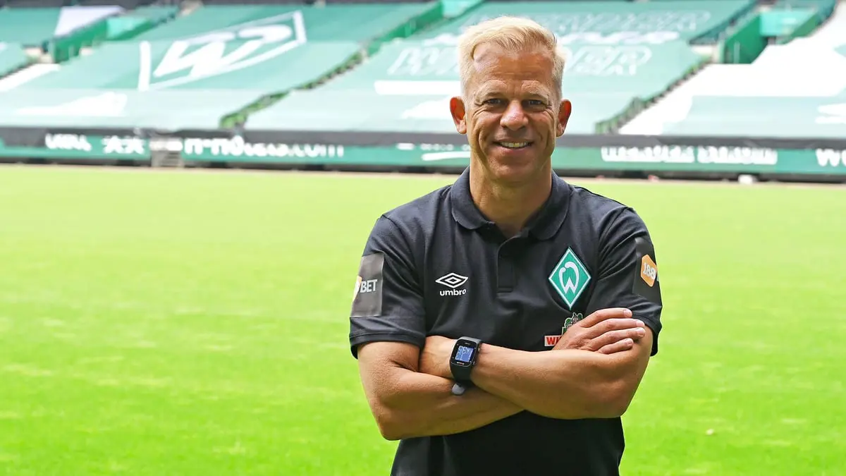 استقالة ماركوس أنفانغ مدرب فيردر بريمن بعد التحقيق في شهادة تطعيمه ضد كورونا