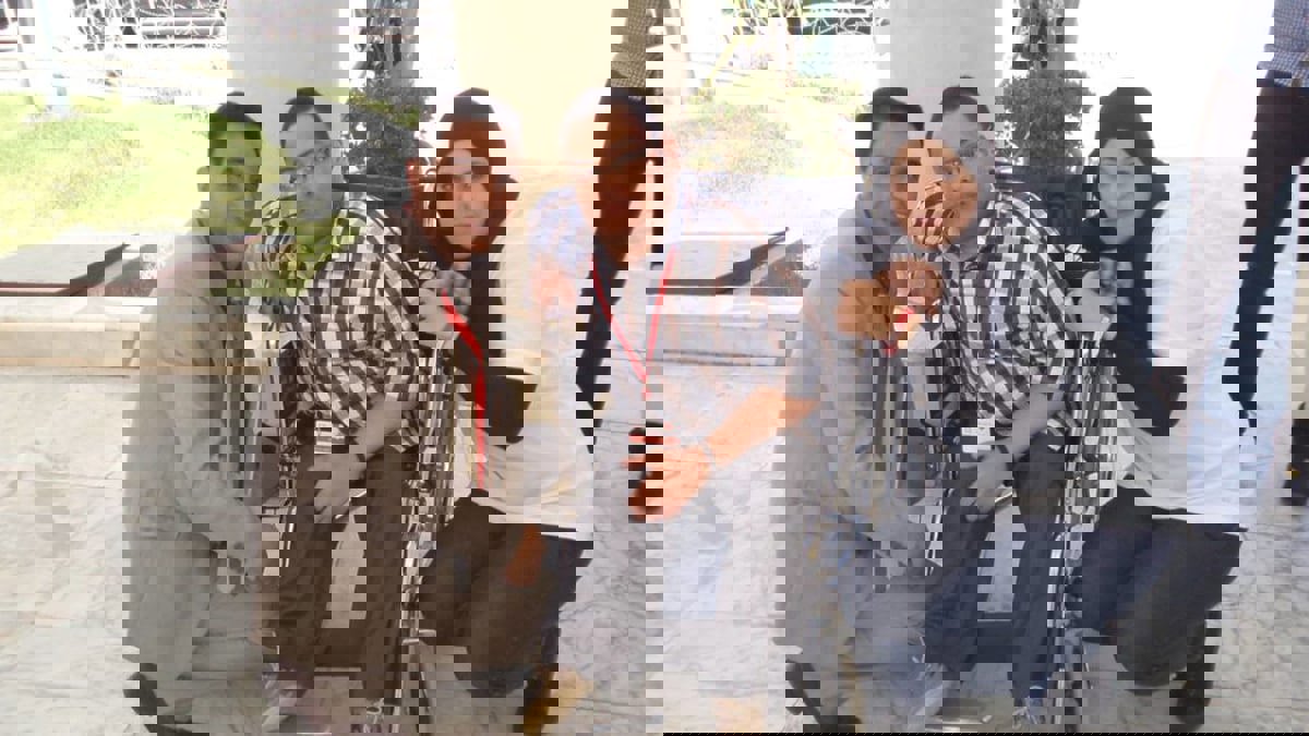 أيمن المصمودي.. شاب تونسي يحول الإعاقة الجسدية إلى تحد وإبداع