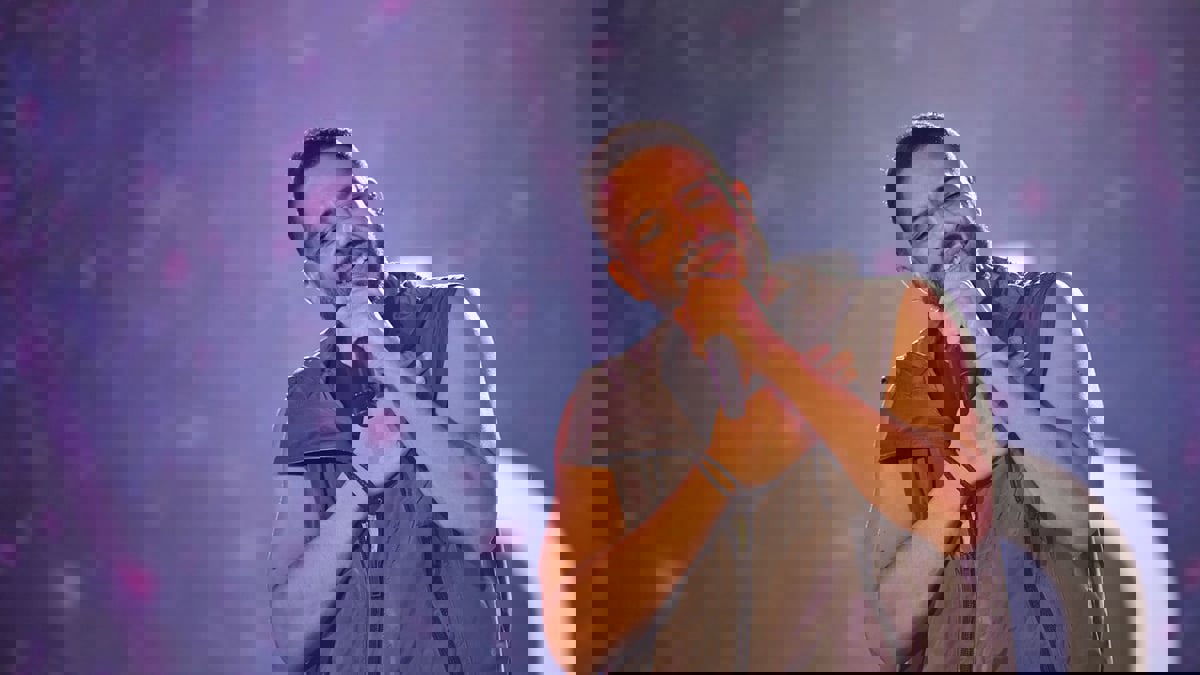 انتقادات لاذعة لكاتب كويتي ربط اختيار الزوجة بمعرفتها بالفنان محمد حماقي