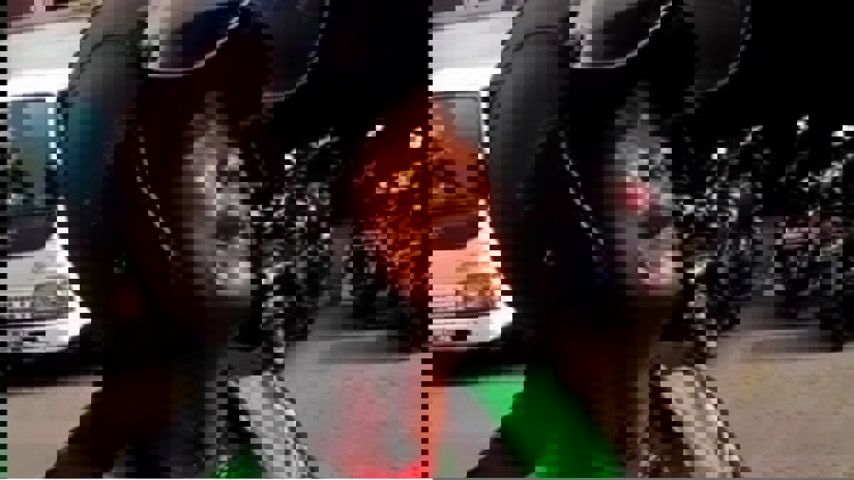 سائق توصيل يبكي بحرقة شديدة بعد إلغاء طلب الزبون 