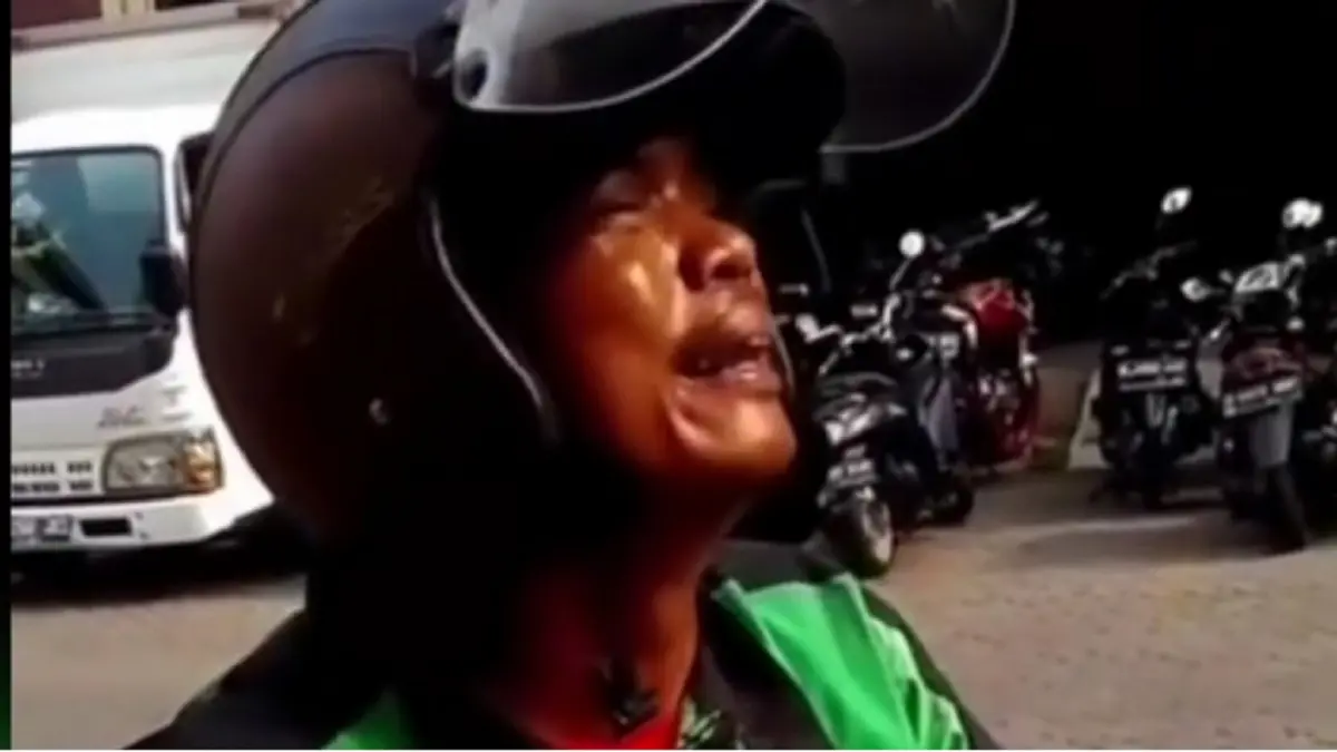 سائق توصيل يبكي بحرقة شديدة بعد إلغاء طلب الزبون 