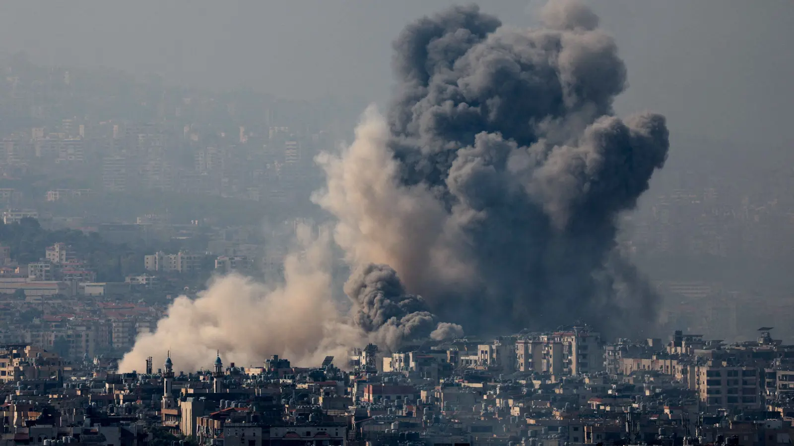 بعد شهر على اندلاعها.. هل من أفق لإنهاء حرب لبنان الثالثة؟