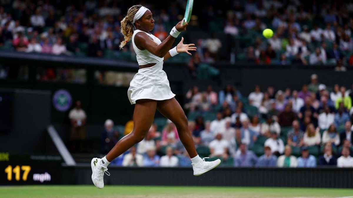 موقف محرج ومضرب مفقود.. كوكو غوف تثير ضجة في بطولة فرنسا المفتوحة للتنس (فيديو)