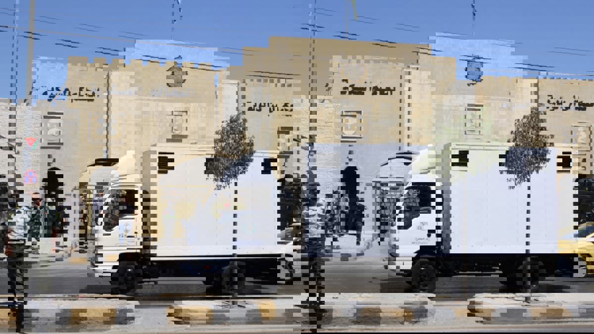 باسم عوض الله يظهر مقيد اليدين.. بدء محاكمة المتهمين في قضية "الفتنة" بالأردن