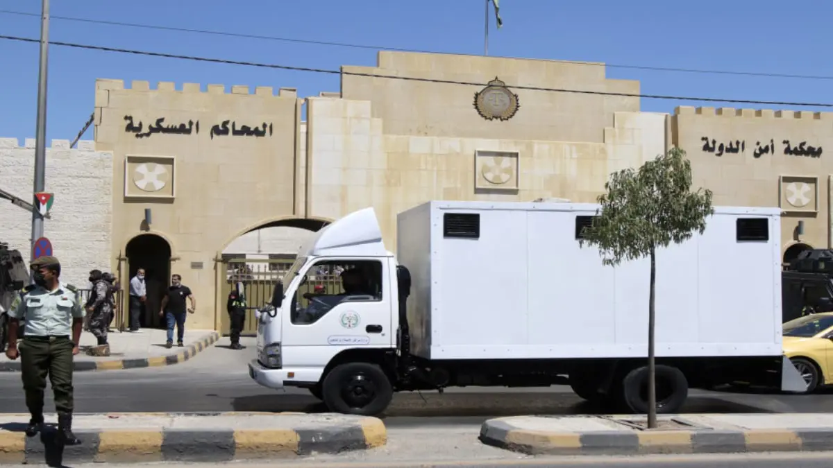باسم عوض الله يظهر مقيد اليدين.. بدء محاكمة المتهمين في قضية "الفتنة" بالأردن