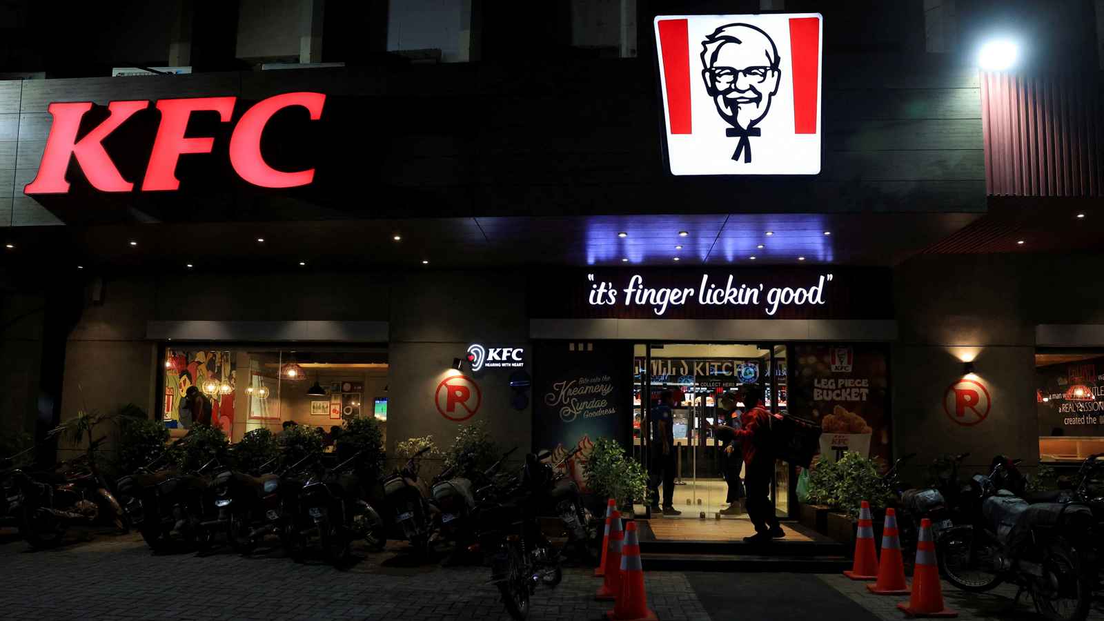 هبة شعبية على "كنتاكي" في باكستان والسلطات تعتقل 170