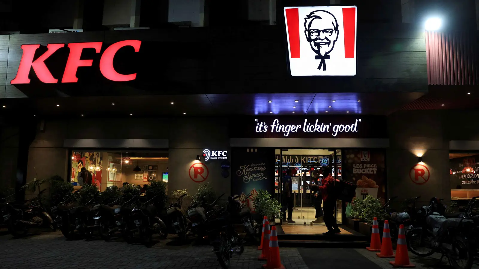 هبة شعبية على "كنتاكي" في باكستان والسلطات تعتقل 170