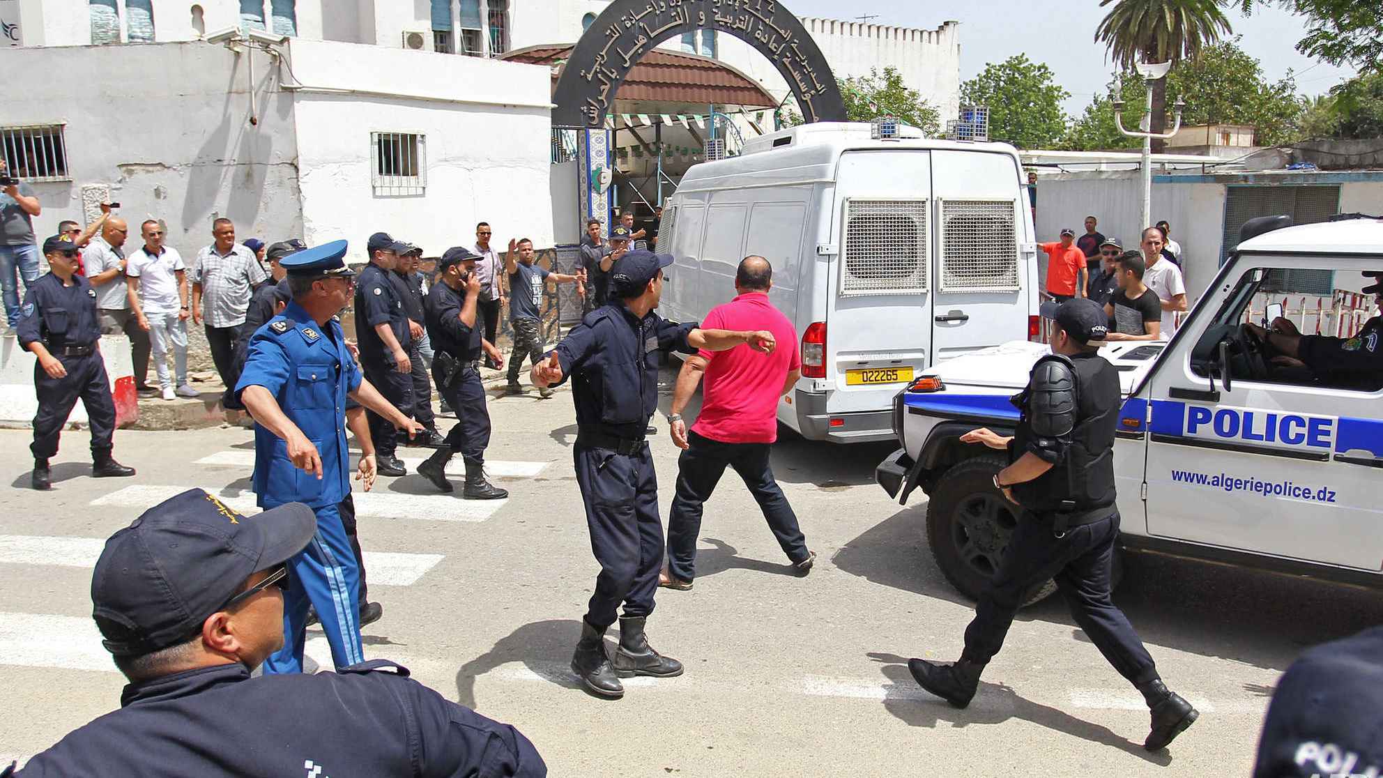 الجزائر.. فضيحة "الاتجار" بالعملية الانتخابية تضرب أحزاب السلطة