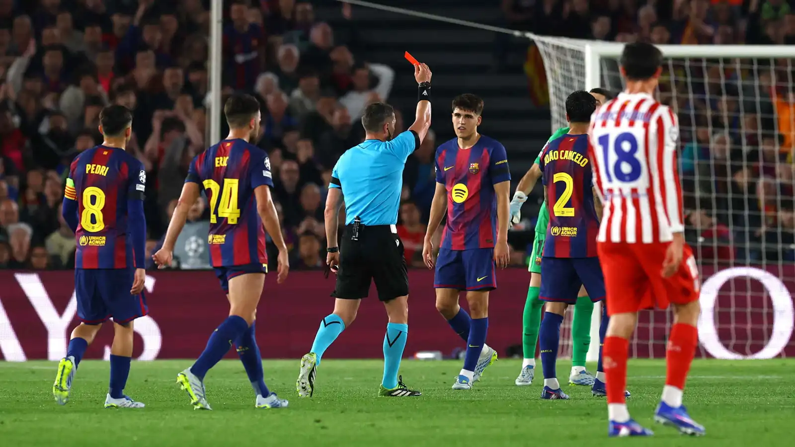 تقنية VAR تنقذ حكم مباراة برشلونة وأتلتيكو مدريد (فيديو وصور)