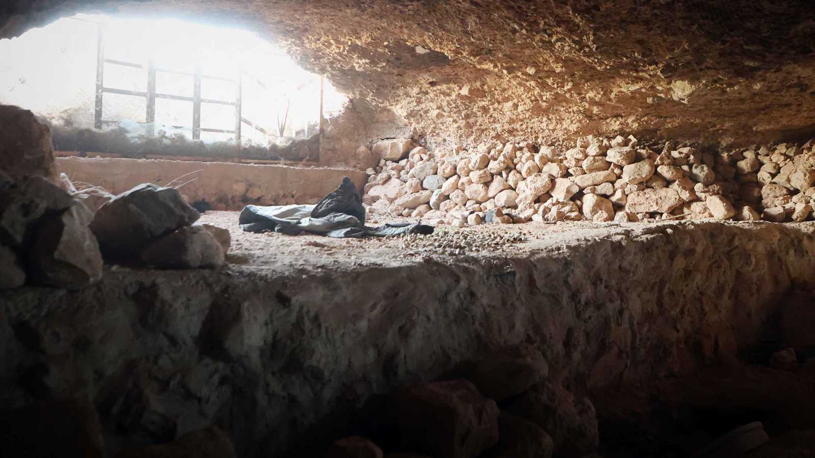 "مغارة مظلمة".. اكتشاف سجن سري تحت الأرض في حمص (صور)