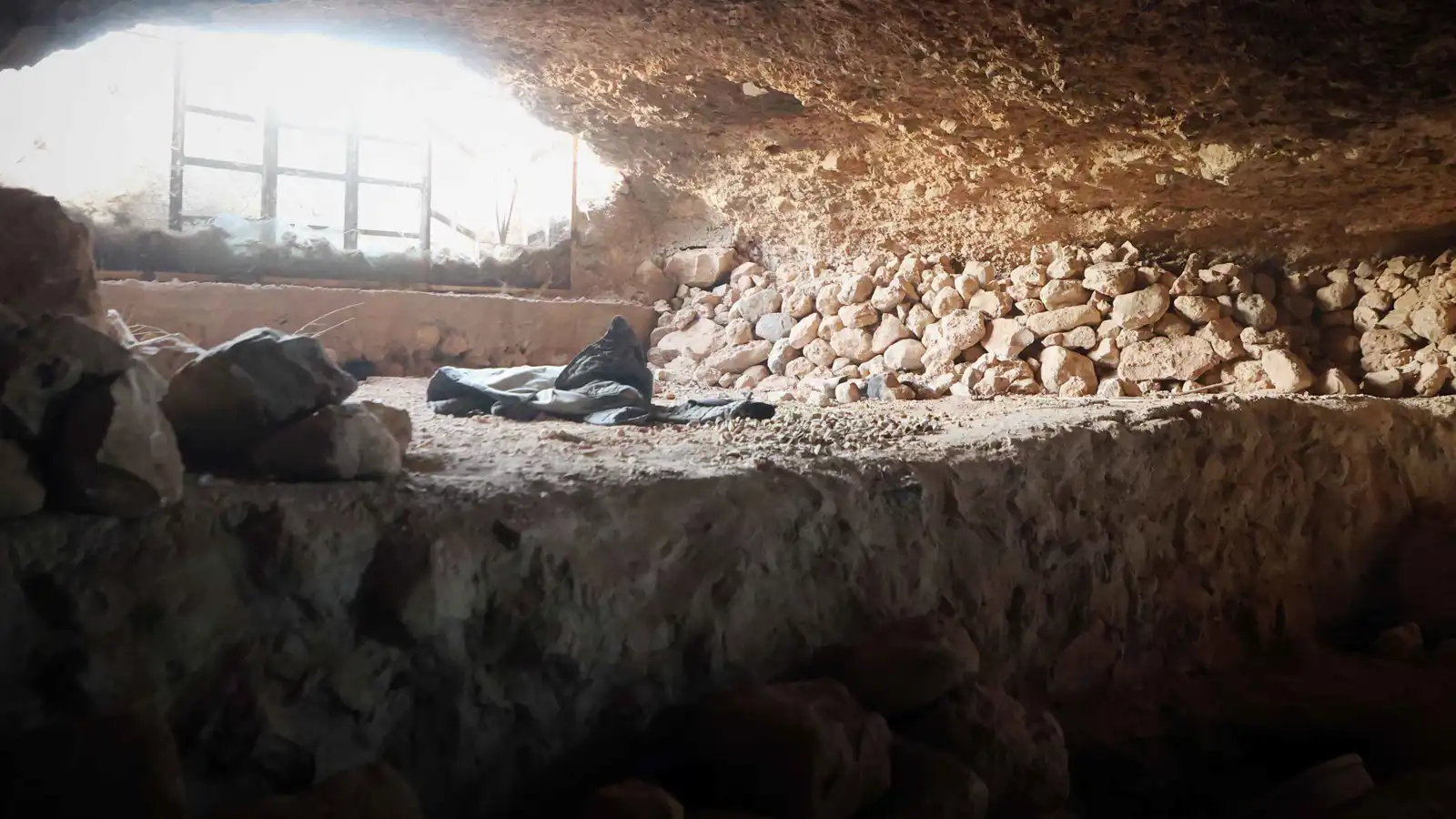 "مغارة مظلمة".. اكتشاف سجن سري تحت الأرض في حمص (صور)