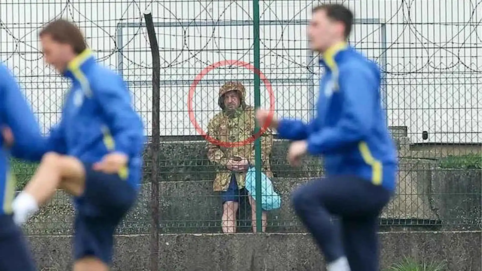 تجسس على تدريبات المنتخب الخصم.. ما قصة "الرجل الخفي"؟