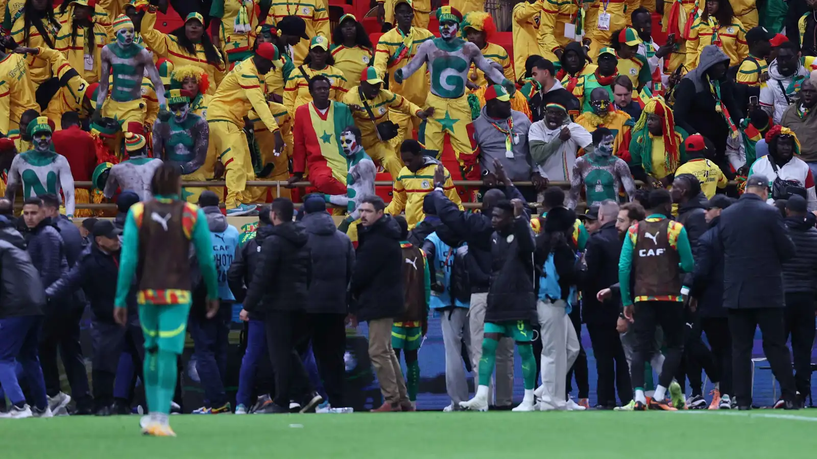 لماذا أمر ساديو ماني لاعبي السنغال بالعودة للملعب وعدم الانسحاب؟