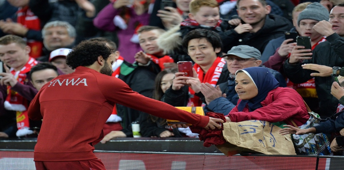 محمد صلاح مهاجم نادي ليفربول يتلقى هدية من مصرية في المدرجات 