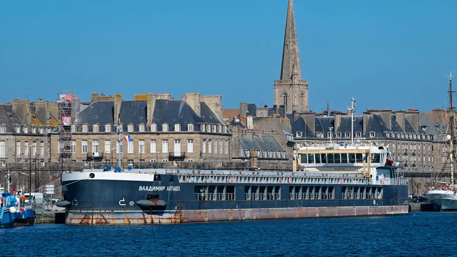 سفينتا شحن روسيتان عالقتان في فرنسا منذ 2022.. ما قصتهما؟