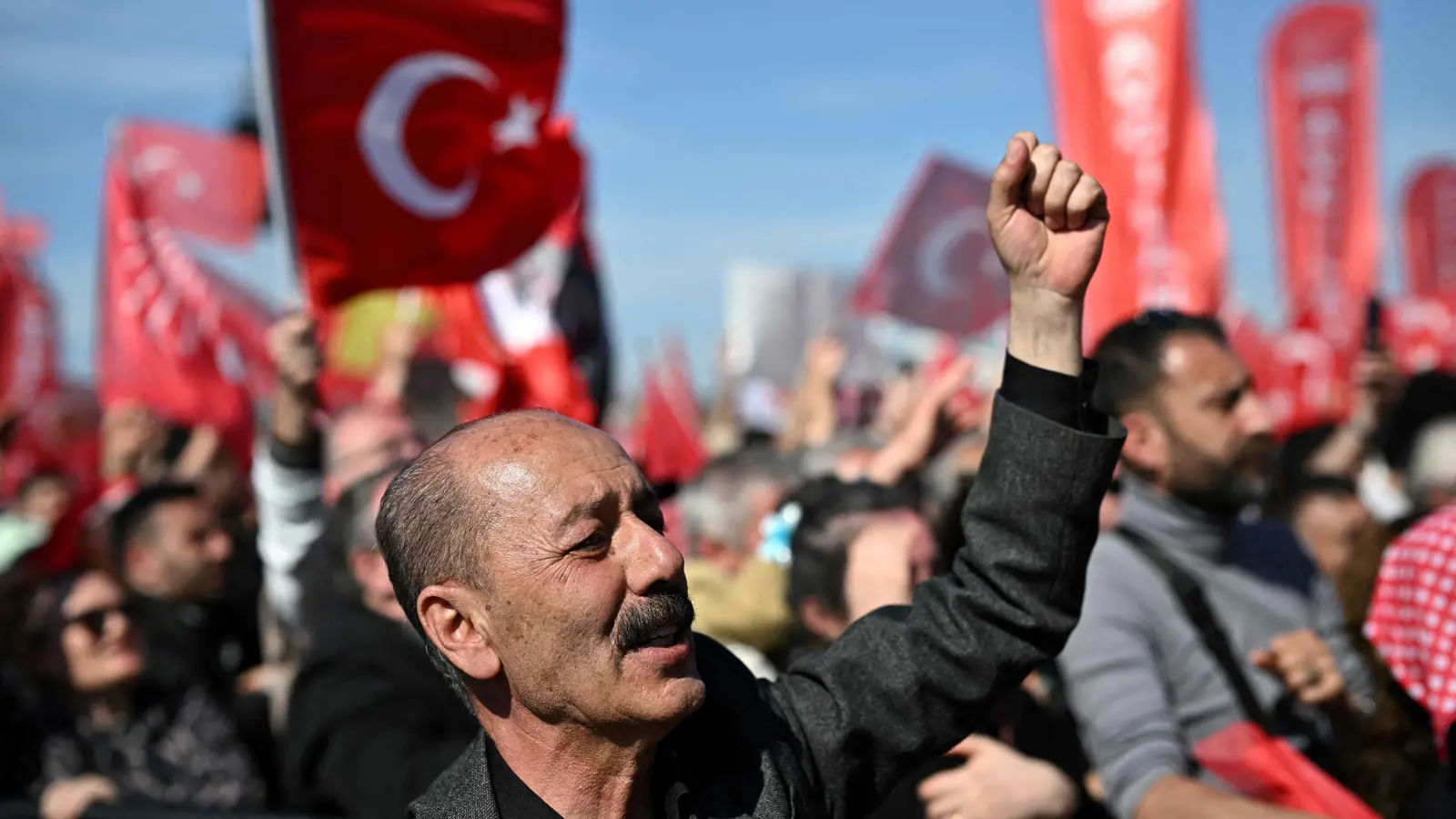 المعارضة تتحدى أردوغان.. هل تُحسم الأزمة التركية بانتخابات مبكرة؟