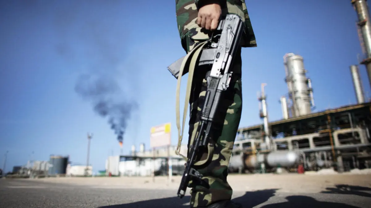 رجال قبائل في ليبيا يغلقون حقلي الشرارة والفيل النفطيين