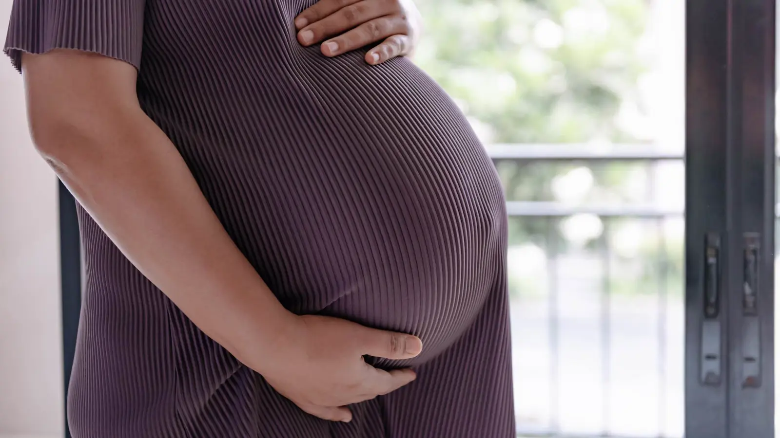 ما أسباب آلام المعدة أثناء الحمل؟