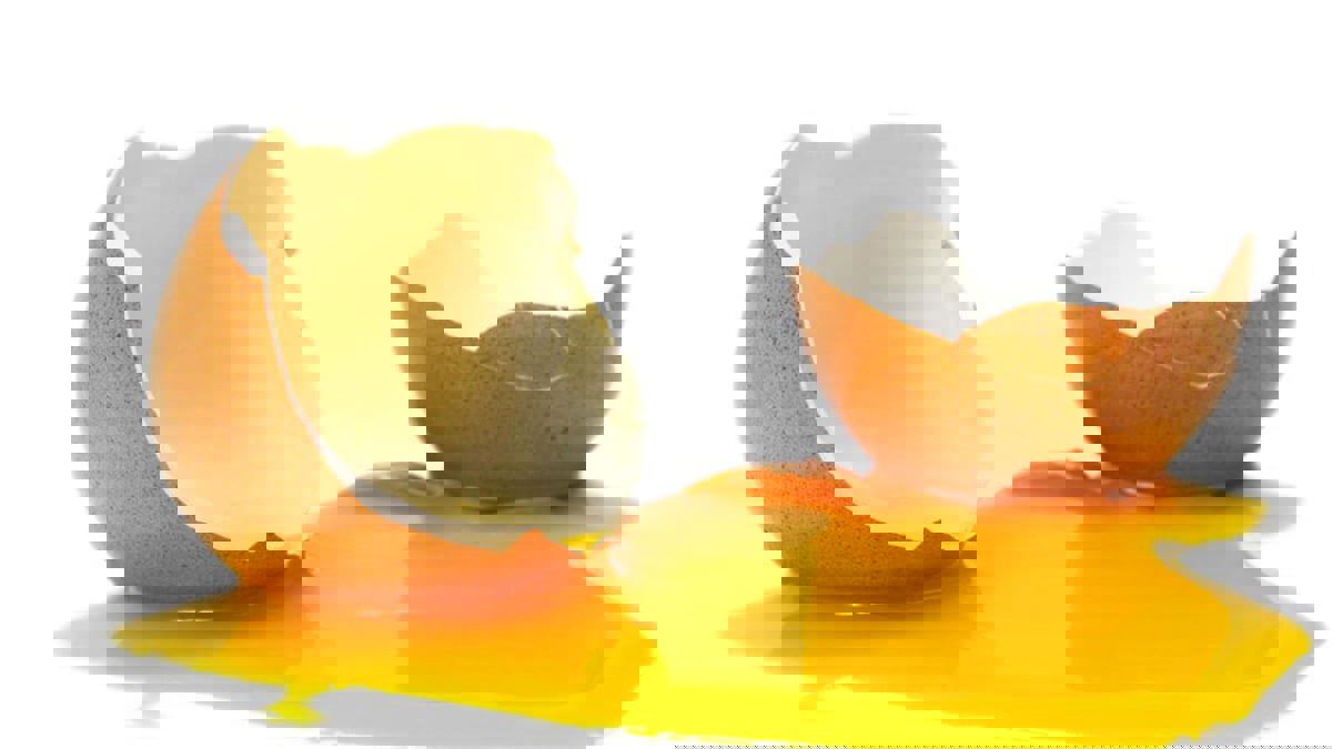 تحدي كسر البيض على "تيك توك" يثير جدلا واسعا 