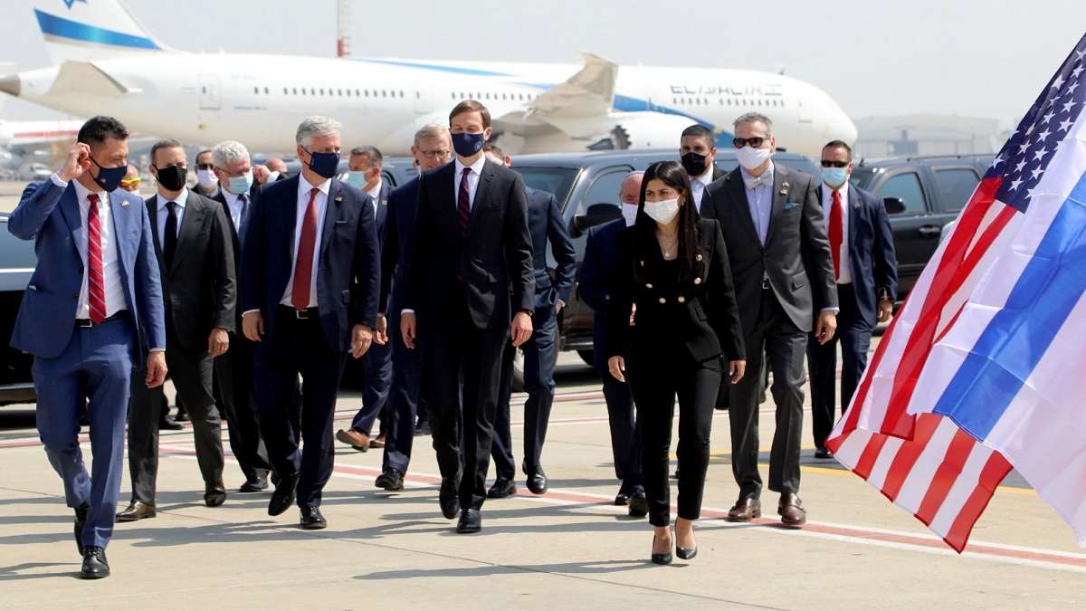 لبحث معاهدة السلام.. كوشنر يصل أبوظبي على متن أول رحلة تجارية من إسرائيل إلى الإمارات (فيديو)