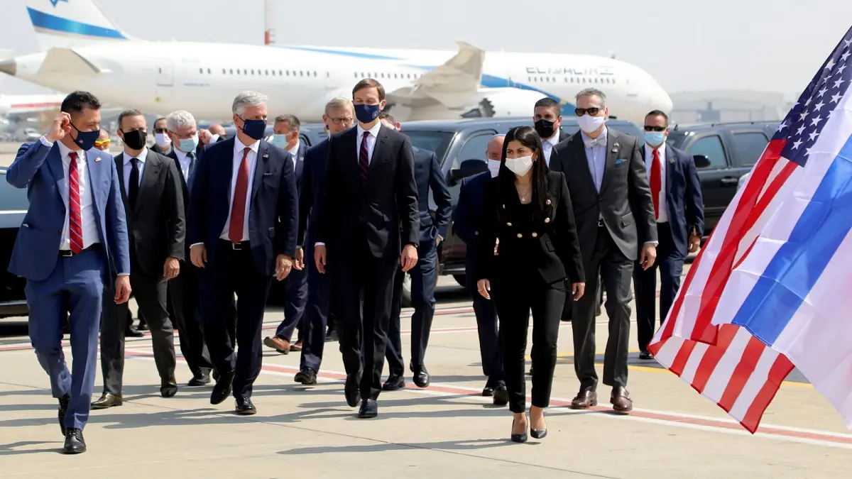 لبحث معاهدة السلام.. كوشنر يصل أبوظبي على متن أول رحلة تجارية من إسرائيل إلى الإمارات (فيديو)