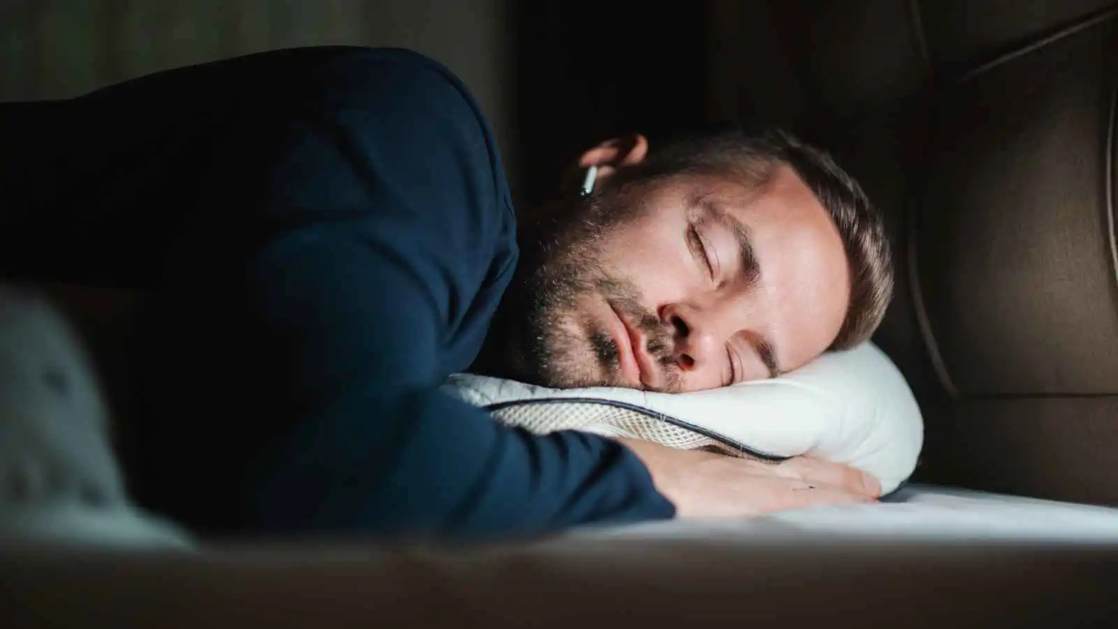 سماعات الأذن والنوم.. متى تصبح عادة خطرة؟