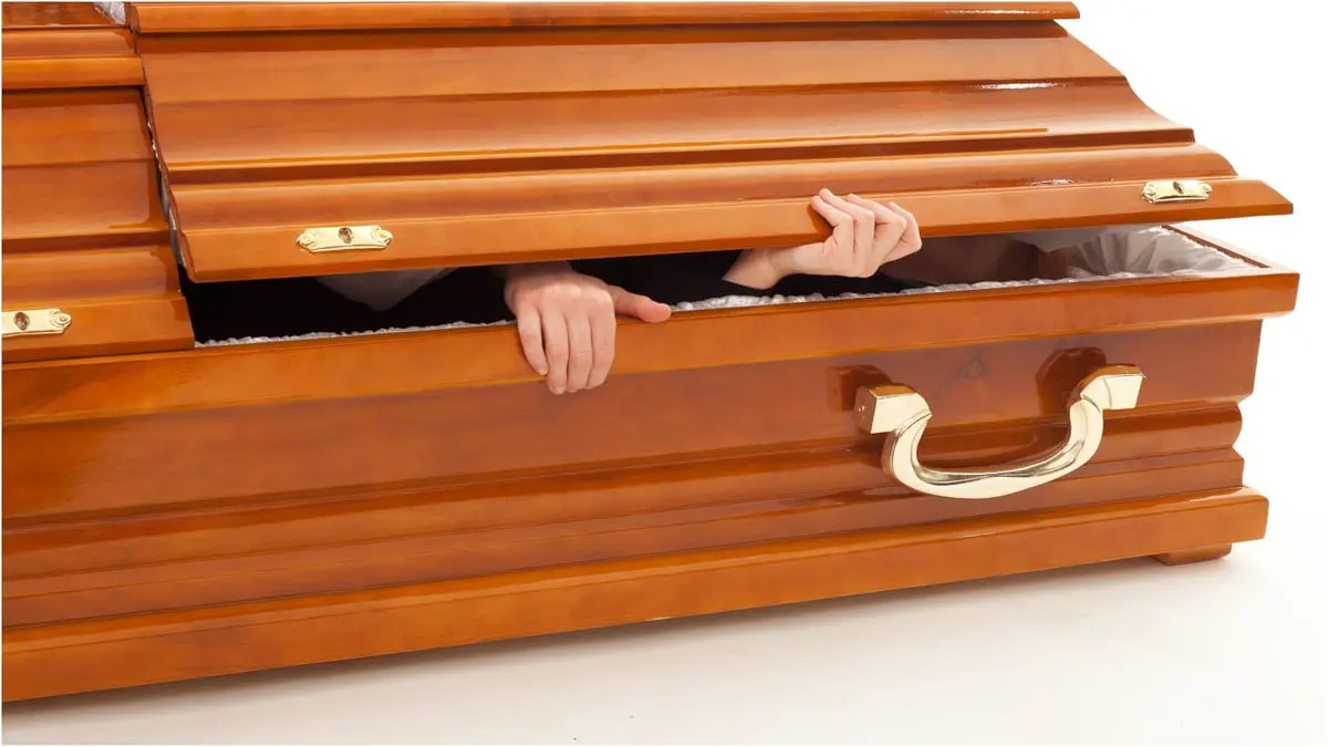 أندونيسي زيف وفاته للهروب من الدائنين.. نهض من نعشه في المستشفى