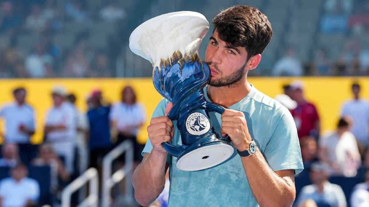 ألكاراز يتوج ببطولة سينسيناتي للتنس بعد انسحاب سينر (فيديو)