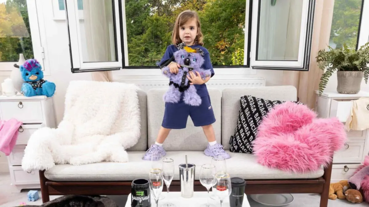 لأول مرة.. المدير الإبداعي لـ"بالنسياغا" يعتذر عن "استغلال الأطفال"