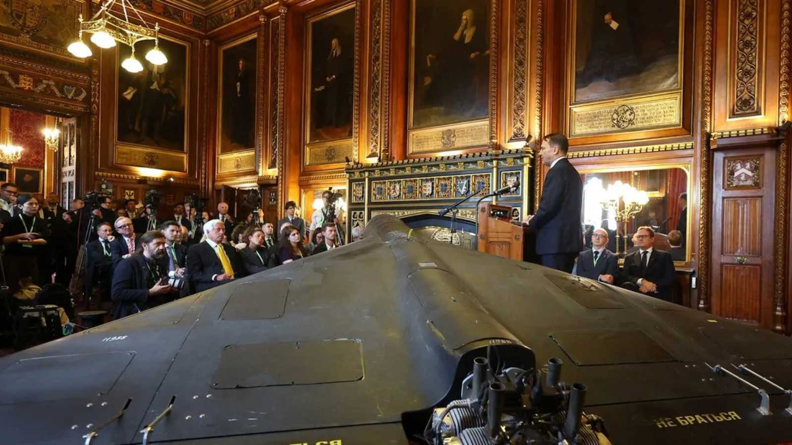 عراقجي: عرض المسيّرة في البرلمان البريطاني "مسرحية مفبركة" (صور)