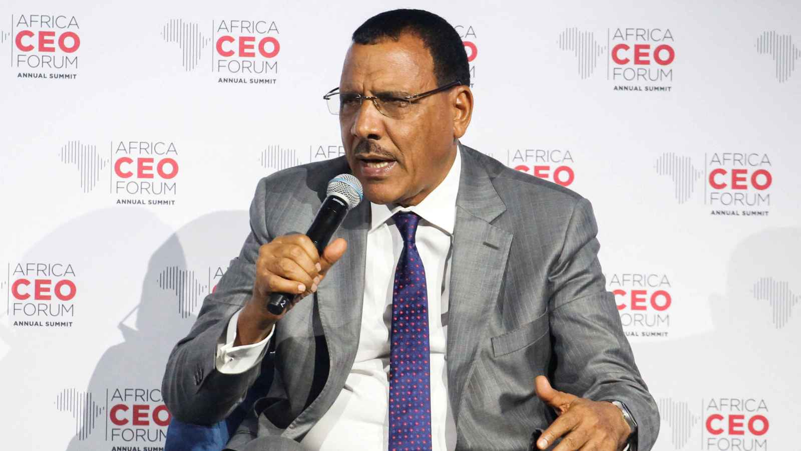 16 شهرا بعد الانقلاب.. بازوم يخسر حلفاءه ويواجه "المجهول"