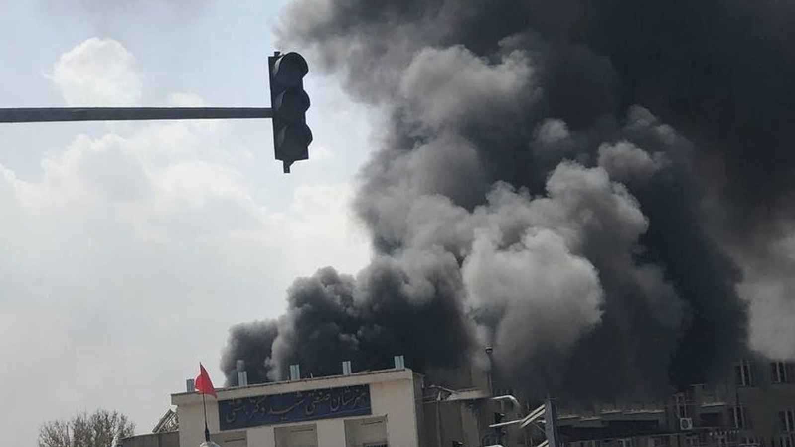 حريق ضخم بمحيط مستشفى في مشهد الإيرانية (فيديو)