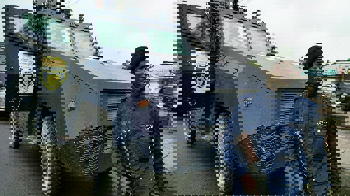 شرطي يردي طالبا لعدم وضعه كمامة في جمهورية الكونغو الديمقراطية‎