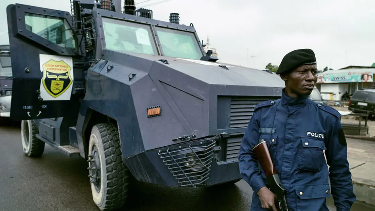 شرطي يردي طالبا لعدم وضعه كمامة في جمهورية الكونغو الديمقراطية‎