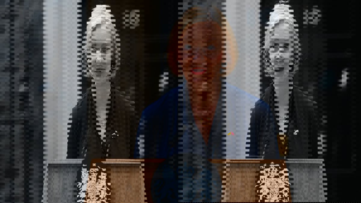 بريطانيا تشرع في حملة لاختيار رئيس للحكومة بعد استقالة ليز تراس

