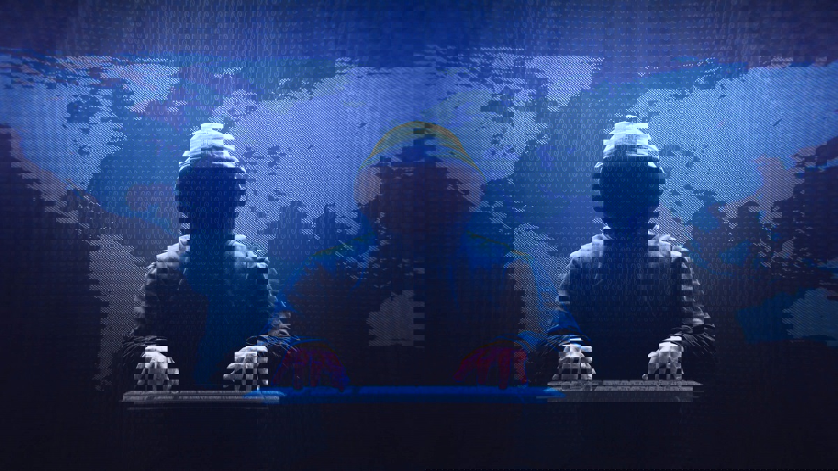 سعودية تتهم "القديس" المناصر للمرأة بابتزازها.. ومغردون يهاجمونه (صور)