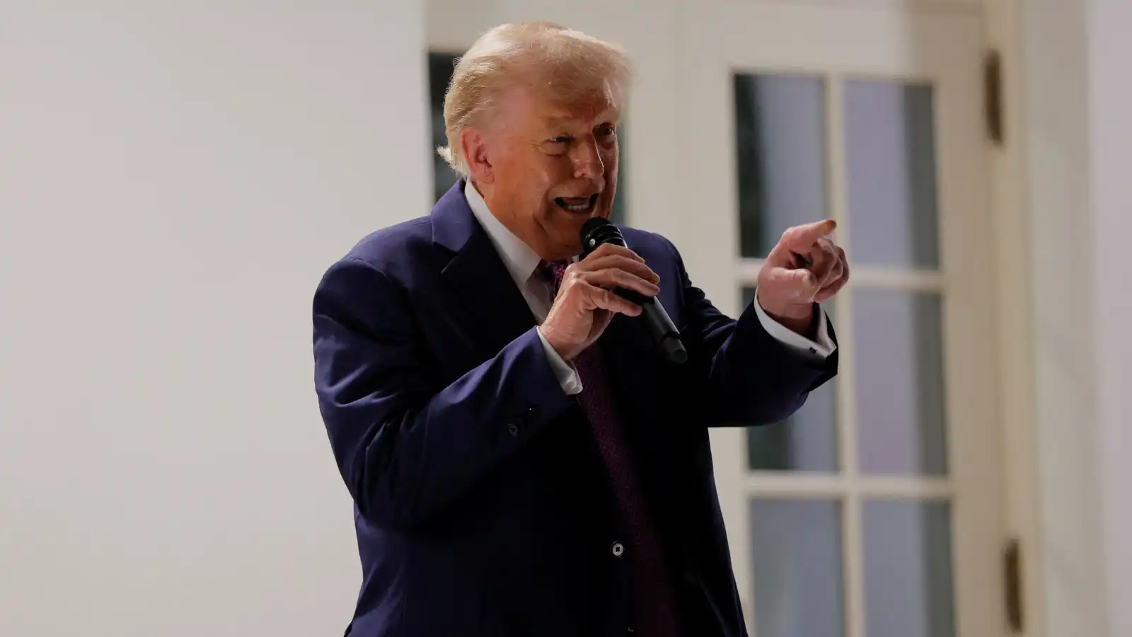 ترامب يوقع أمراً تنفيذياً بشأن تعديل نطاق الرسوم الجمركية المضادة