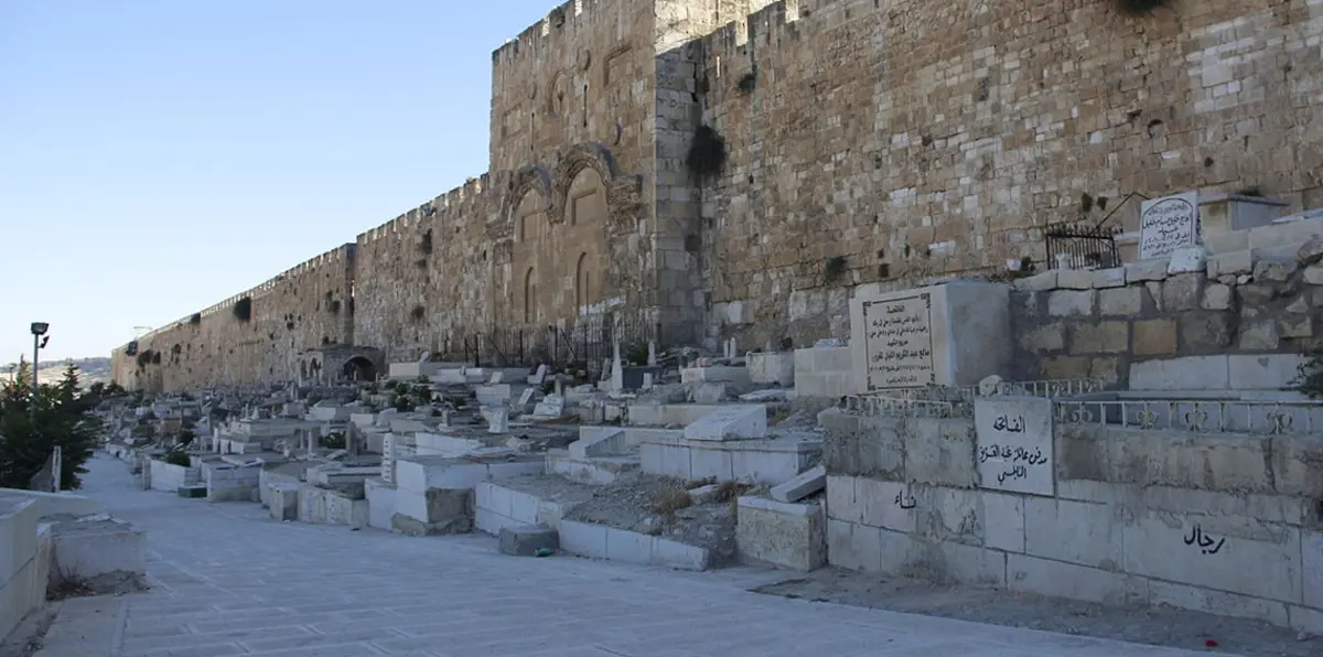 الاحتلال يعتدي على مقبرة باب الرحمة الإسلامية في القدس