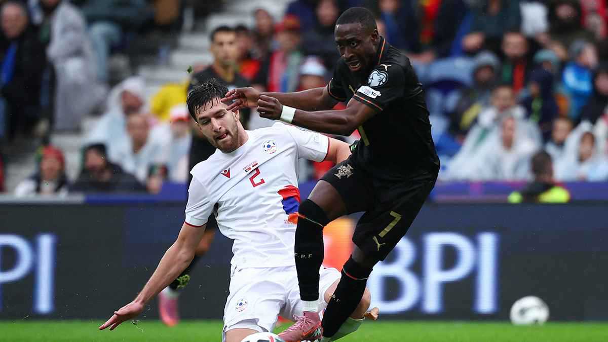 دمر برشلونة.. من اللاعب الذي ظهر بقميص كريستيانو رونالدو مع البرتغال؟