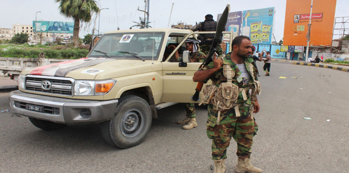 القوات اليمنية تعتقل ضابطًا ومسؤولًا أمنيًا سابقًا في عدن