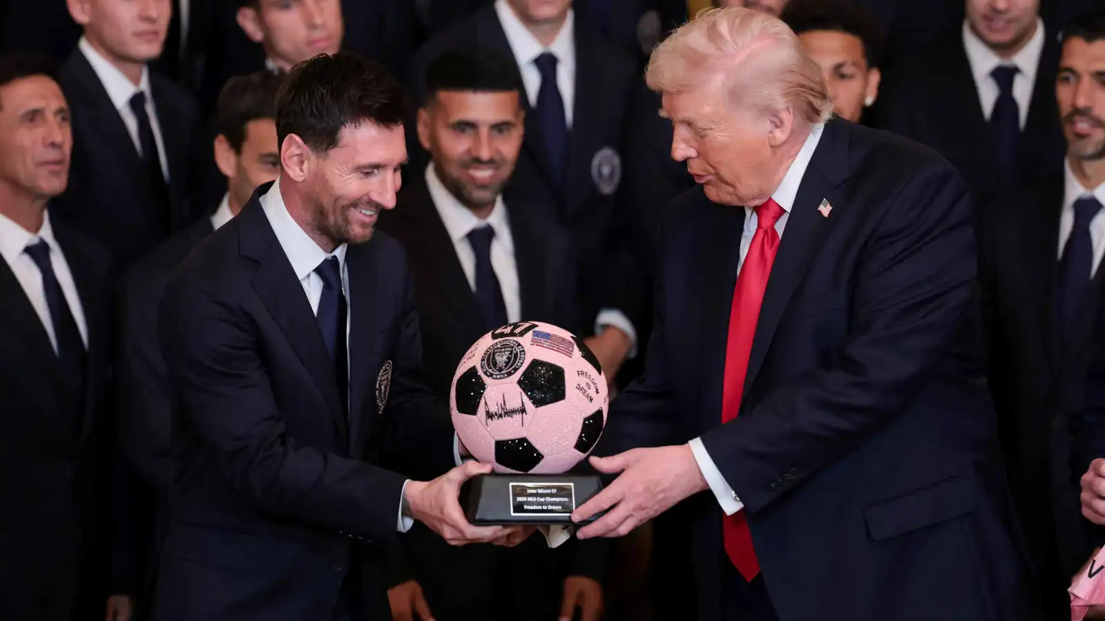 ليس رونالدو فقط.. لماذا قبل ميسي دعوة ترامب وتجاهل بايدن؟