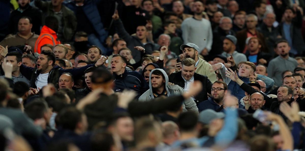 توتنهام يُعاقب مشجعيْن ألقيا "البول" على جماهير ويستهام