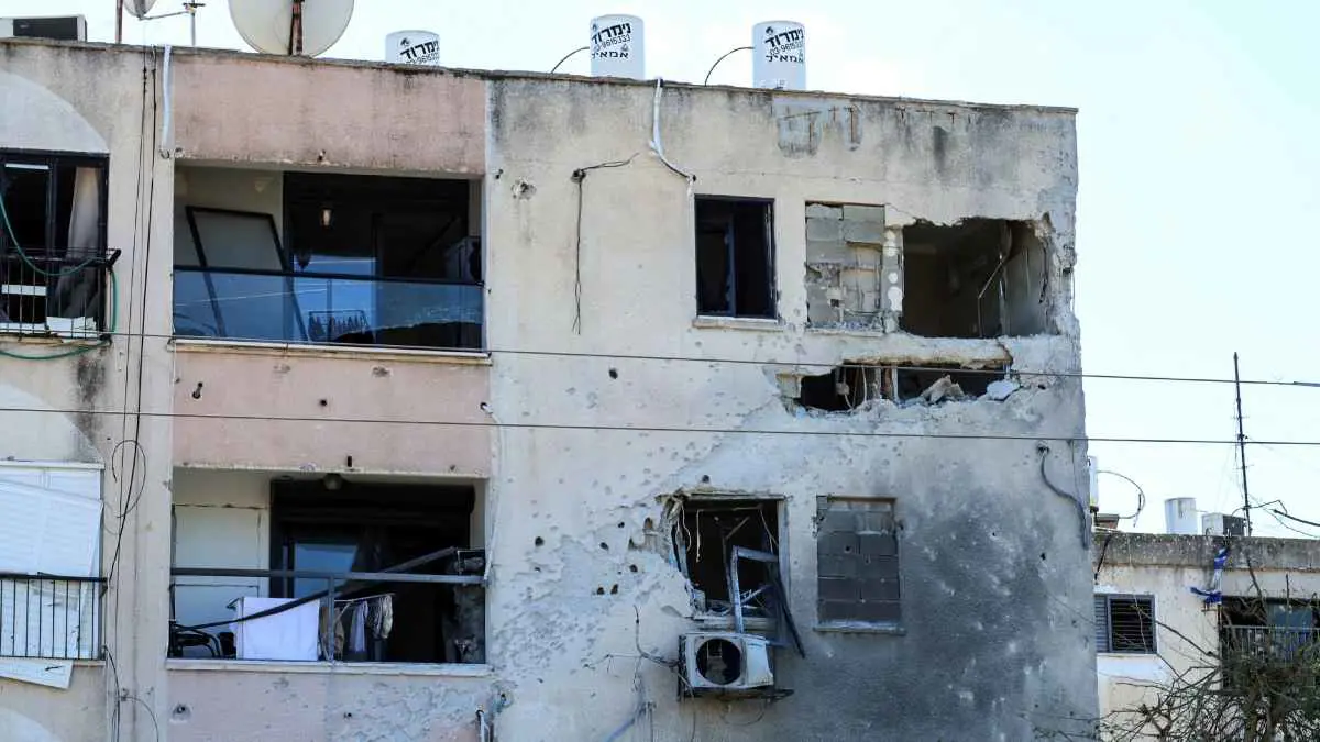 الجيش الإسرائيلي يعرض مشاهد لما فعله صاروخ لحزب الله (فيديو)